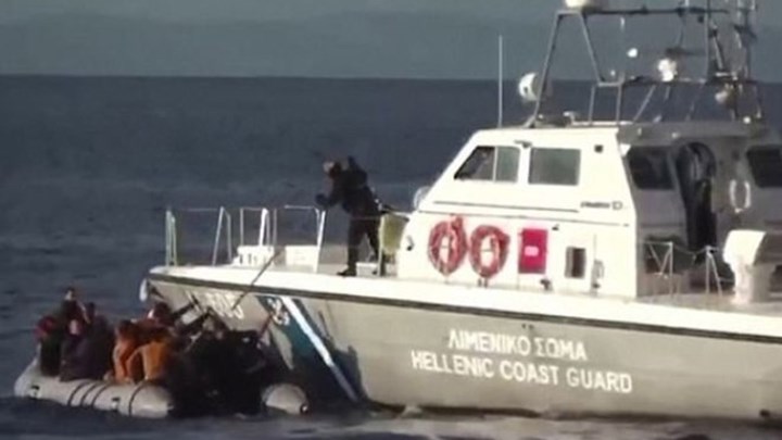Σαντορινιός: Βίντεο δείχνουν σκάφη του λιμενικού να απωθούν βίαια βάρκες μεταναστών