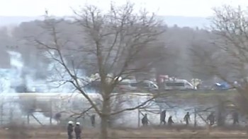 Έβρος: Νέα επεισόδια στις Καστανιές – Μετανάστες πετούν χημικά κατά των αστυνομικών – ΒΙΝΤΕΟ