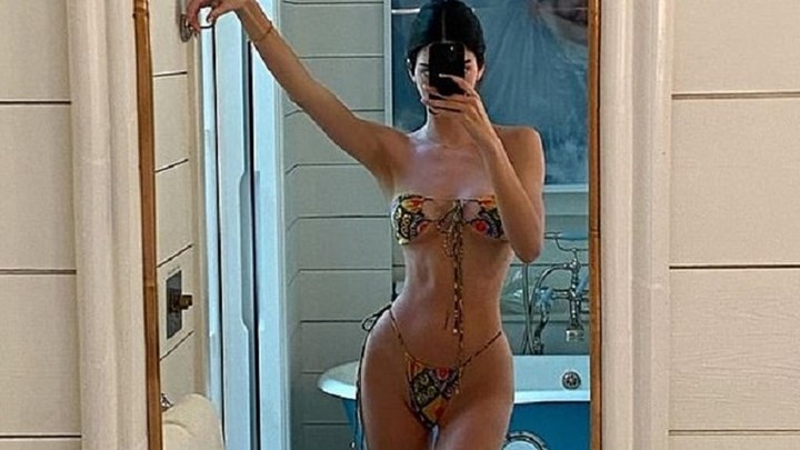 Ανάβει φωτιές η Κένταλ Τζένερ με το ανύπαρκτο μπικίνι της – ΦΩΤΟ