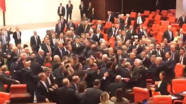 Τουρκία: Ξύλο στη Βουλή για τα… μάτια του Ερντογάν – ΒΙΝΤΕΟ