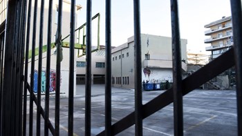 Κορονοϊός: Κλειστά σχολεία και προληπτικές απολυμάνσεις – Δείτε τη λίστα