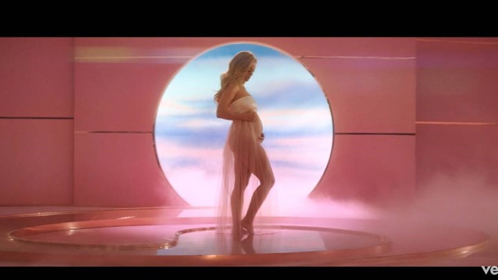 Κέιτι Πέρι: Περιμένει το πρώτο της παιδί με τον Ορλάντο Μπλουμ – Το βίντεοκλιπ με τη φουσκωμένη κοιλίτσα