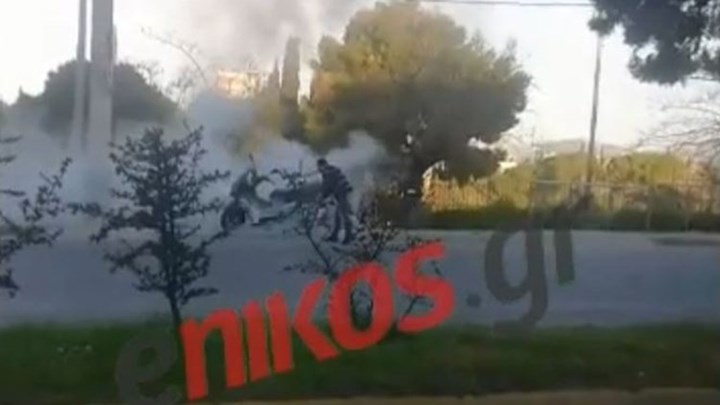 Μηχανάκι τυλίχθηκε στις φλόγες στη Λεωφόρο Κηφισίας – ΒΙΝΤΕΟ αναγνώστη