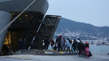 Λέσβος: Πρόσφυγες και μετανάστες επιβιβάστηκαν στο αρματαγωγό “Ρόδος”