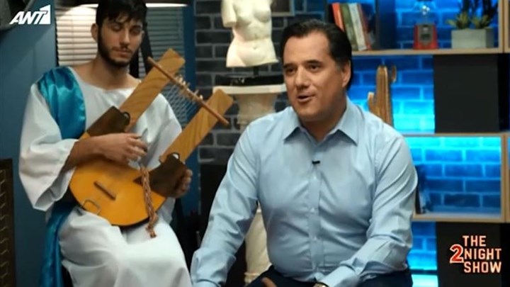 Άδωνις Γεωργιάδης: Επική ανάκριση από τις «Μύγες» – Τι είπε για το “μπουμπούκος” και τους… κοιλιακούς του