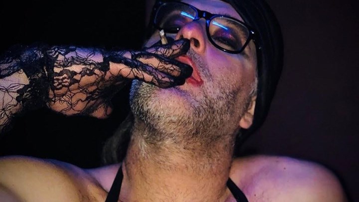 Η μεταμόρφωση του Μπισμπίκη σε… Μαντάμ Παρί για τα «Κόκκινα Φανάρια» – Πρώτα κλικ στο enikos.gr