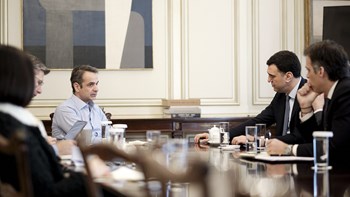 Κορονοϊός: Σύσκεψη στο Μαξίμου για την πορεία εξάπλωσής του – Τι συζητήθηκε για τα μέτρα