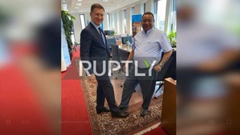 Κορονοϊός: Ο… χαιρετισμός με τα πόδια είναι η νέα χειραψία – ΒΙΝΤΕΟ