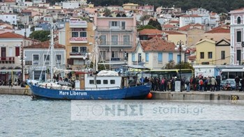 Μυτιλήνη: «Μπλόκο» σε πλοίο ΜΚΟ από τους κατοίκους στο λιμάνι του νησιού – ΒΙΝΤΕΟ