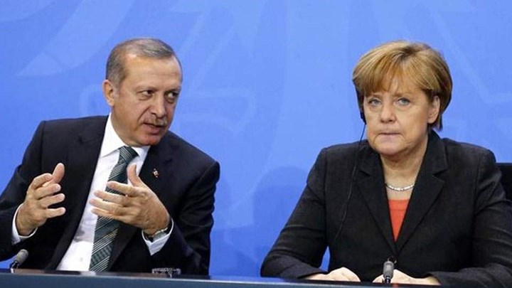 Μεταναστευτικό: Αναθεώρηση της συμφωνίας Τουρκίας-ΕΕ ζήτησε ο Ερντογάν από τη Μέρκελ