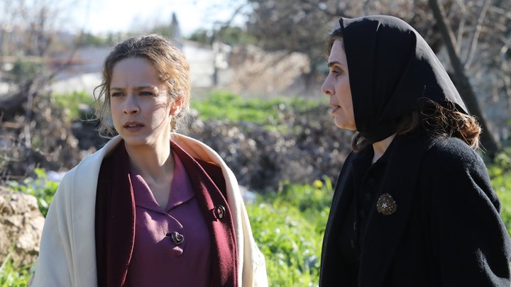 “Κωσταλέξι” στις Άγριες Μέλισσες: Κλείνουν τη Δρόσω στο υπόγειο για να της πάρουν το παιδί