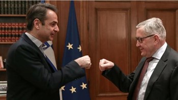 Κορονοϊός: Μητσοτάκης και Ρέγκλινγκ χαιρετήθηκαν με… γροθιές – ΦΩΤΟ