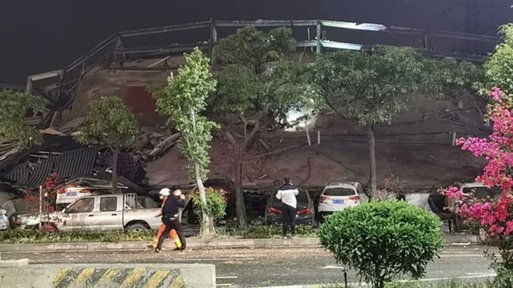 Kίνα: Αγωνία για τους 70 εγκλωβισμένους στα συντρίμμια του ξενοδοχείου που κατέρρευσε – ΦΩΤΟ