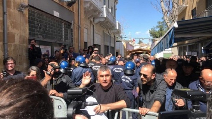 Κύπρος: Επεισόδια και τραυματισμοί σε διαδήλωση για το κλείσιμο οδοφράγματος – ΦΩΤΟ -ΒΙΝΤΕΟ