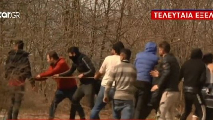 Έβρος: Μετανάστες προσπαθούν με σχοινιά να ρίξουν τον φράχτη – ΒΙΝΤΕΟ