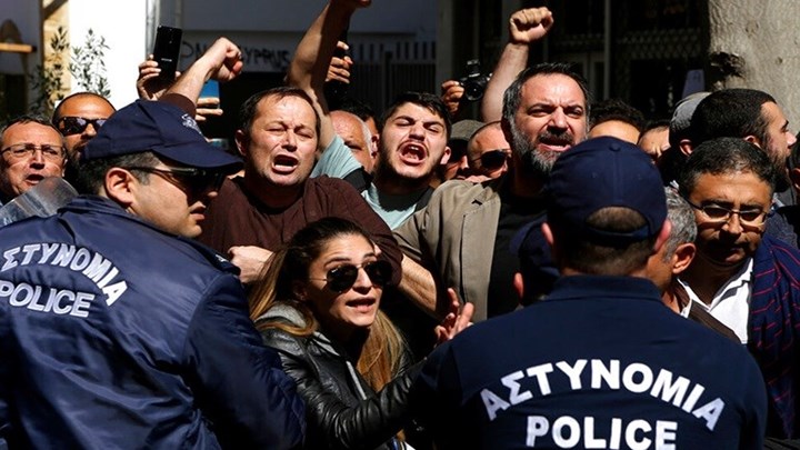 Κύπρος: Τέσσερις αστυνομικοί τραυματίες από Τουρκοκύπριους διαδηλωτές στη Λήδρα – ΒΙΝΤΕΟ