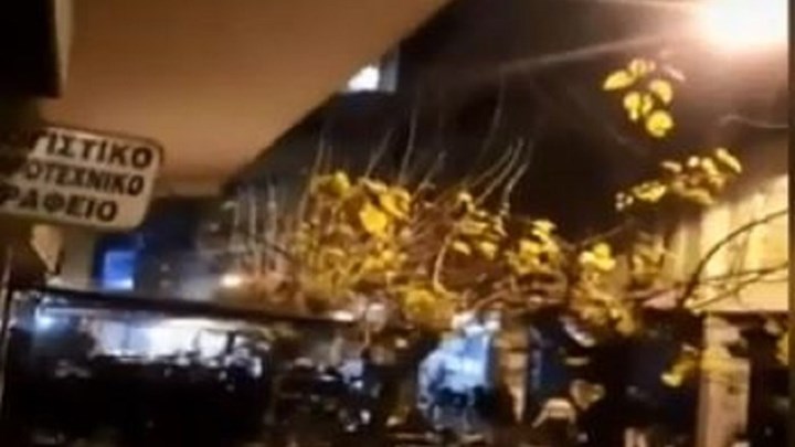 Εξάρχεια: Επίθεση κατά αστυνομικών της Ομάδας Δράσης -Ένας τραυματίας-  ΒΙΝΤΕΟ