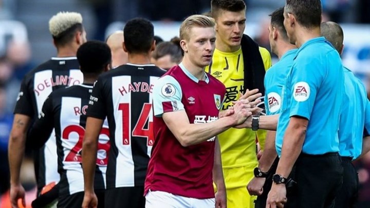 Κορονοϊός: Η UEFA απαγορεύει τις χειραψίες μεταξύ παικτών και διαιτητών