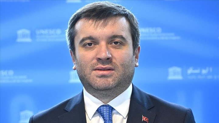 Προκλητική ανάρτηση του Τούρκου υφυπουργού Εξωτερικών: “Συνθήκες Άουσβιτς” στον Έβρο – ΦΩΤΟ