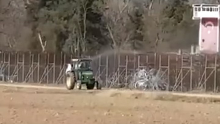 Έβρος: Αγρότης καταβρέχει με το τρακτέρ του τον φράχτη – ΒΙΝΤΕΟ
