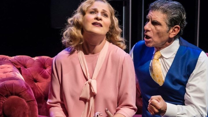 Ο Μπέζος περιοδεύει με τον «Ράφτη Κυριών» ανά την Ελλάδα