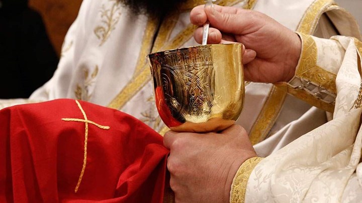 Εθνική Επιτροπή Δημόσιας Υγείας: Ο κορονοϊός μεταδίδεται και με το σάλιο και με το κουταλάκι