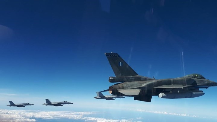 Κοινή άσκηση ΗΠΑ – Ελλάδας: Ελληνικά F-16 με αμερικανικά F-18 του αεροπλανοφόρου Eisenhower – ΦΩΤΟ