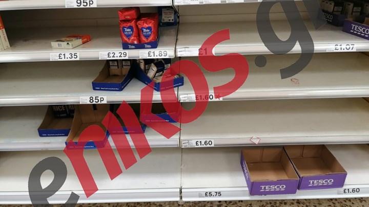 Κορονοϊός: Αδειάζουν τα ράφια των σούπερ μάρκετ στη Βρετανία – ΦΩΤΟ αναγνώστη