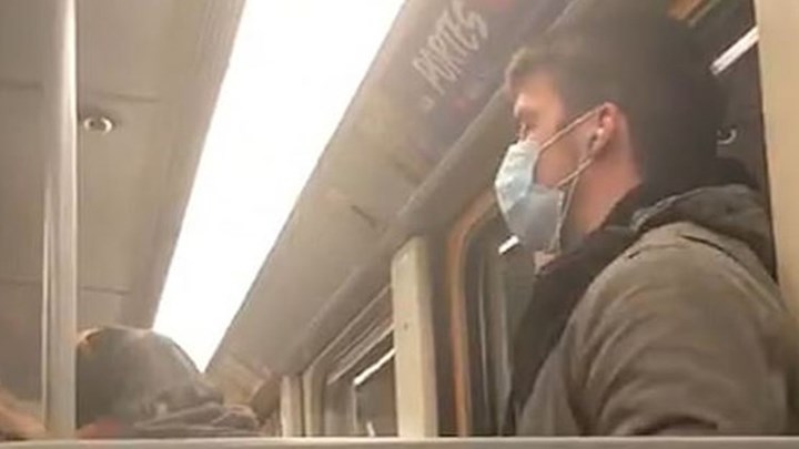 Πανικός στο μετρό των Βρυξελλών – Έγλειφε τα χέρια του και άγγιζε τις χειρολαβές – ΒΙΝΤΕΟ