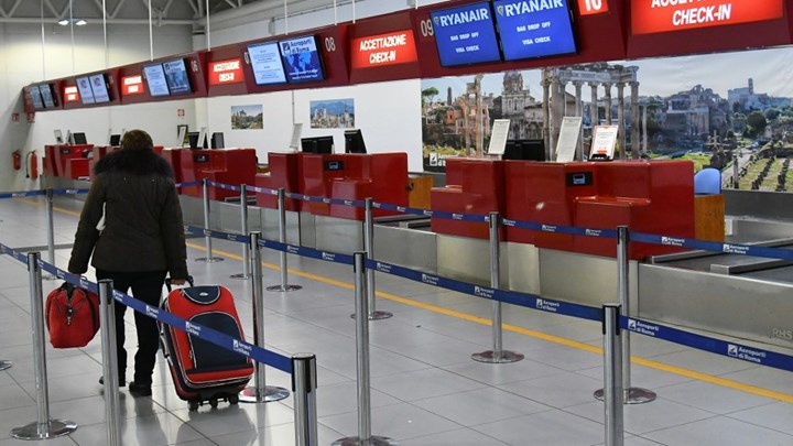 Ο κορονοϊός κλείνει αεροδρόμια στην Ευρώπη