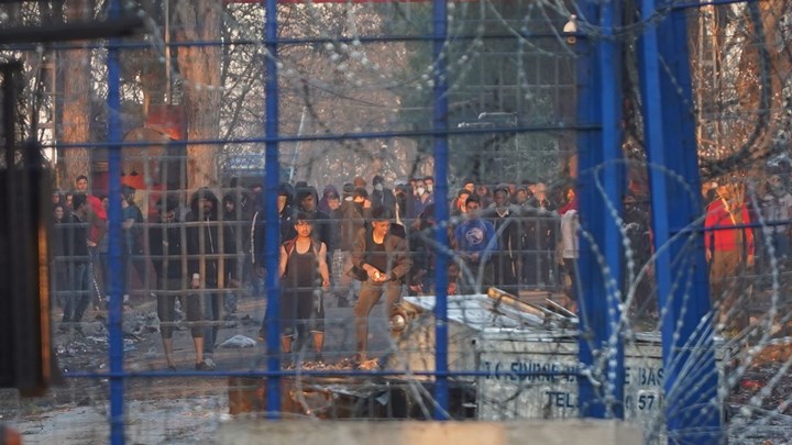 ΝΤΟΚΟΥΜΕΝΤΑ: Οργανωμένες προσπάθειες εισβολής με μολότοφ στις Καστανιές – ΦΩΤΟ – ΒΙΝΤΕΟ