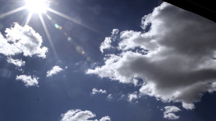 Καιρός: Ανοιξιάτικο σκηνικό σήμερα – Ήλιος, ζέστη και βοριάδες