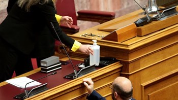Ορκωμοσία Σακελλαροπούλου: Με γάντια οι υπάλληλοι της Βουλής – Ο Γεωργιάδης μοιράζει αντισηπτικό – ΦΩΤΟ