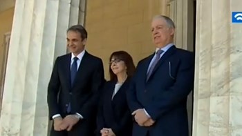 Ορκωμοσία Σακελλαροπούλου: Χωρίς χειραψίες υποδέχθηκαν την νέα ΠτΔ Μητσοτάκης και Τασούλας