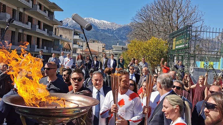 Διεκόπη η Ολυμπιακή Λαμπαδηδρομία – “This is Sparta” φώναξε ο Τζέραλντ Μπάτλερ – ΒΙΝΤΕΟ