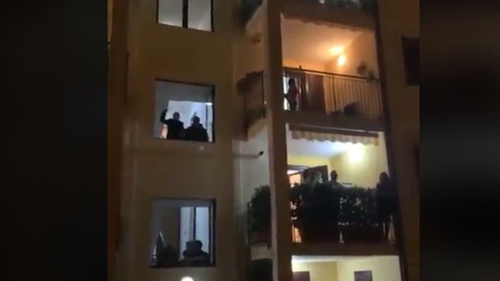 Κορονοϊός-Ιταλία: Συγκλονιστικές εικόνες – Τραγουδούν στα μπαλκόνια – ΒΙΝΤΕΟ