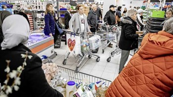 Κορονοϊός: Οι Ολλανδοί αδειάζουν τα ράφια των σούπερ μάρκετ