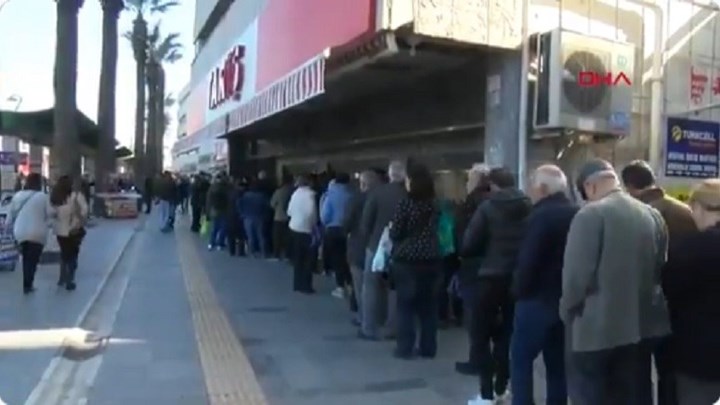 Κορονοϊός – Τουρκία: Ουρές για τη κολόνια λεμονιού που… “θεραπεύει” τον ιό – ΒΙΝΤΕΟ