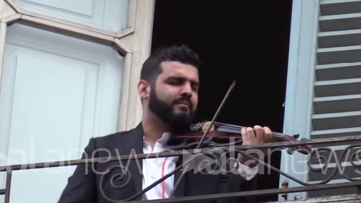 Κορονοϊός – Ιταλία: Ο βιολιστής του μπαλκονιού με τους “τραγουδιστές” του Bella Ciao – ΒΙΝΤΕΟ
