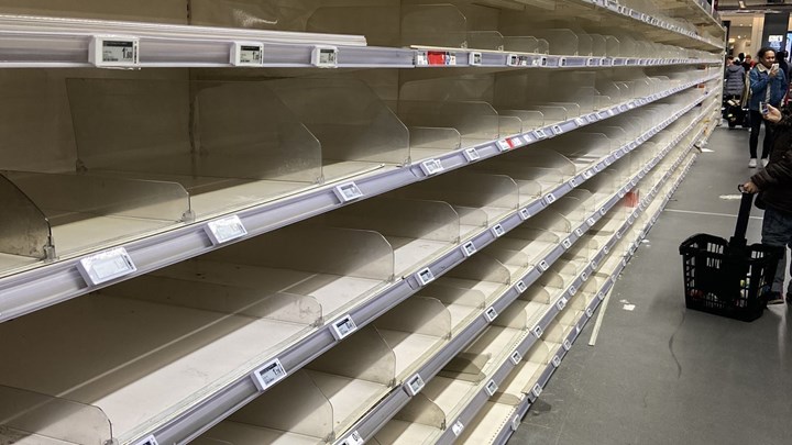 Κορονοϊός: Πανικός και στη Γαλλία – Αδειάζουν τα ράφια των σούπερ μάρκετ – ΦΩΤΟ