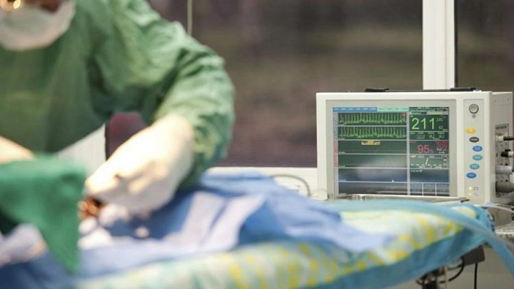 Κορονοϊός: Σε σοβαρή κατάσταση ο γιος του 90χρονου που πέθανε – Νοσηλεύεται και η νύφη του