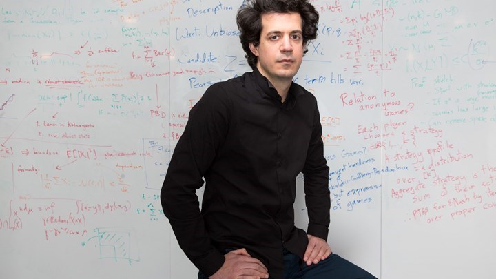 Κορονοϊός: Το μήνυμα του καθηγητή του ΜΙΤ Κωνσταντίνου Δασκαλάκη – Κρίσιμο να μείνουμε σπίτι