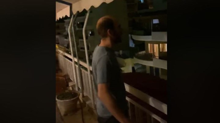 Κορονοϊός: Τραγούδησε στο μπαλκόνι Λένα Ζευγαρά, όπως στην Ιταλία, και έγινε viral – ΒΙΝΤΕΟ