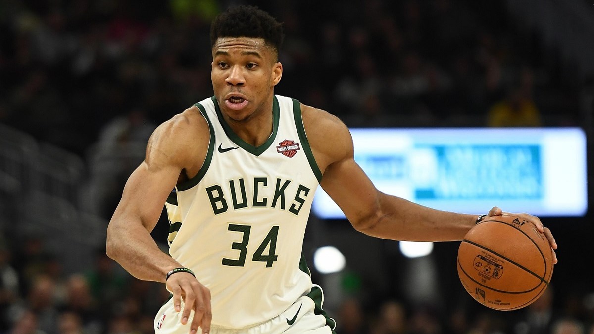 Κορονοϊός: Μένει σπίτι παίζοντας κιθάρα ο Αντετοκούνμπο – ΒΙΝΤΕΟ