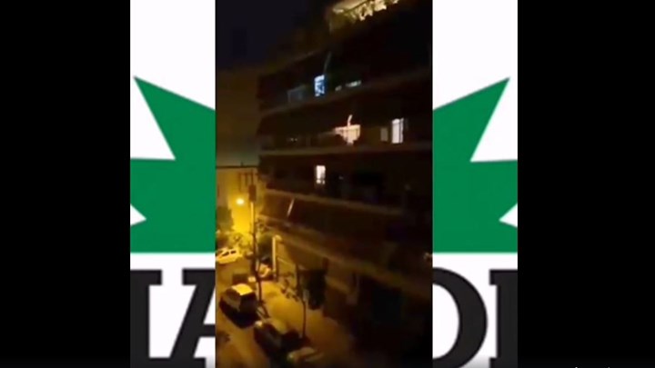 Κορονοϊός: Οπαδός του ΠΑΣΟΚ τραγουδά στο μπαλκόνι του «Θα τον μεθύσουμε τον ήλιο»- ΒΙΝΤΕΟ