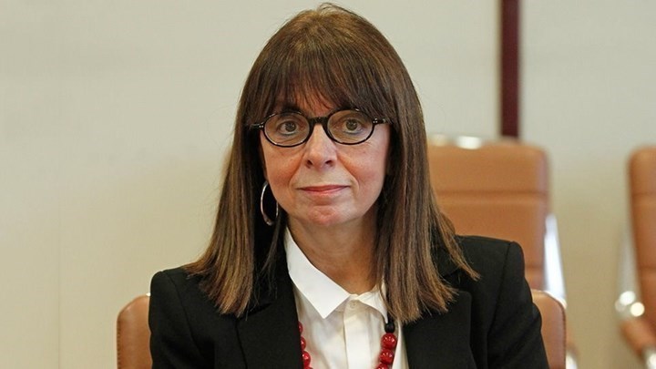 Η Κατερίνα Σακελλαροπούλου επικοινώνησε με τη γυναίκα στα Γρεβενά που έραψε 600 μάσκες δωρεάν