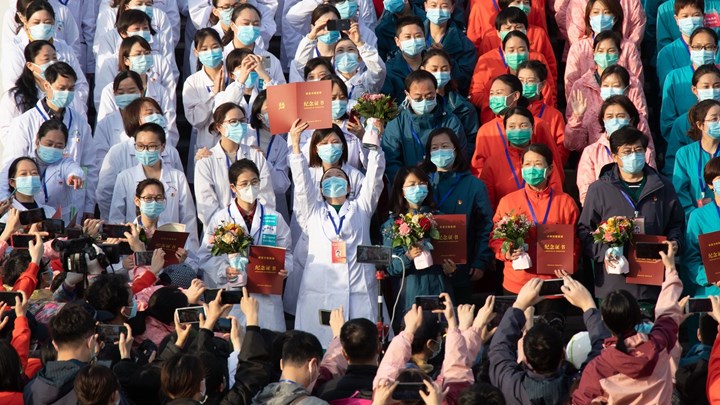 Κορονοϊός-Κίνα: Έκλεισε και το τελευταίο προσωρινό νοσοκομείο – Γιορτάζουν οι γιατροί στο Ουχάν – ΒΙΝΤΕΟ