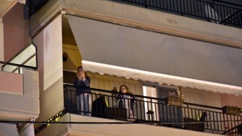 Κορονοϊός: Το χειροκρότημα των Αθηναίων στους γιατρούς και νοσηλευτές – ΒΙΝΤΕΟ αναγνωστών