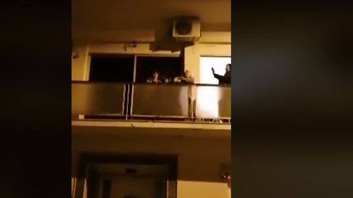 Κορονοϊός: Viral οι γιαγιάδες που τραγουδούν “Βγήκε ο χάρος παγανιά” στο μπαλκόνι τους – ΒΙΝΤΕΟ