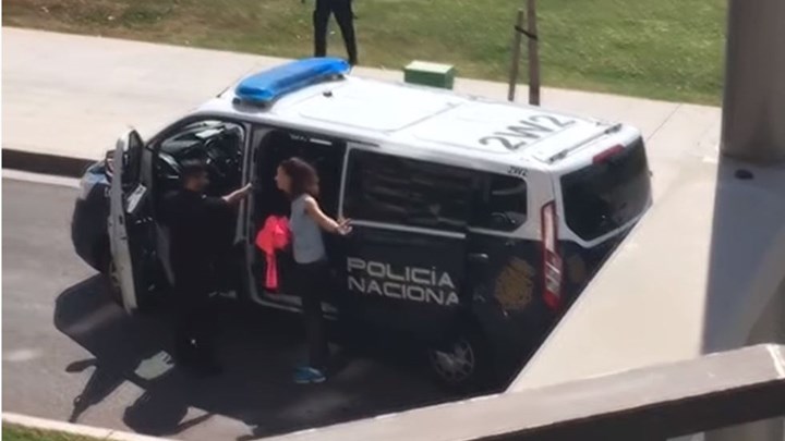 Κορονοϊός: Συνελήφθη γυναίκα στην Ισπανία γιατί έκανε ηλιοθεραπεία – ΒΙΝΤΕΟ